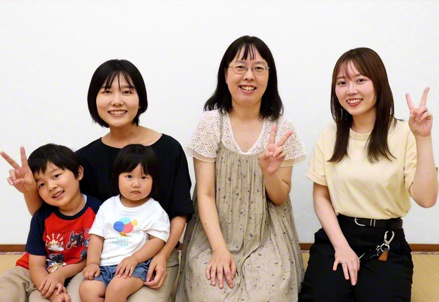 右から小嶋さん、田村さん、井上さん親子