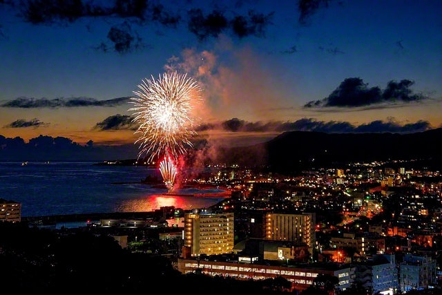 7月5日の「名護の日」。夏の夜空に上がった大輪の花火が名護の町を照らす（名護支部副白ゆり長、渡慶次さやかさん撮影）