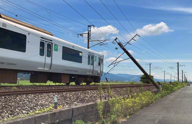 激しい揺れに家屋や電柱が倒れ、道路は隆起、陥没。鉄道も運休を余儀なくされている（1日、八代市で）