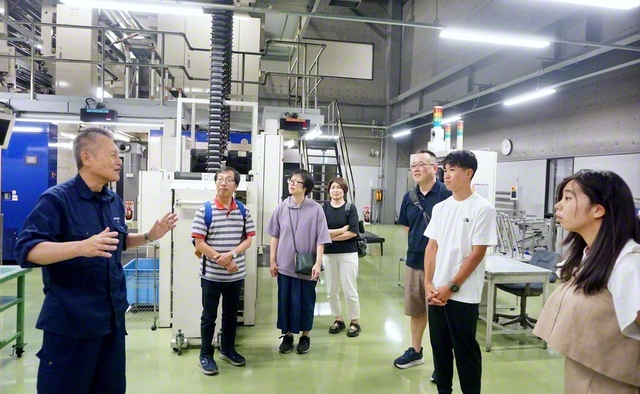 センターについての説明を真剣に聞く未来部員と保護者