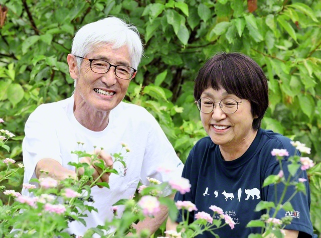 小椋さん㊧と妻・ひとみさんが仲むつまじく。自宅の庭で穏やかなひとときを過ごす
