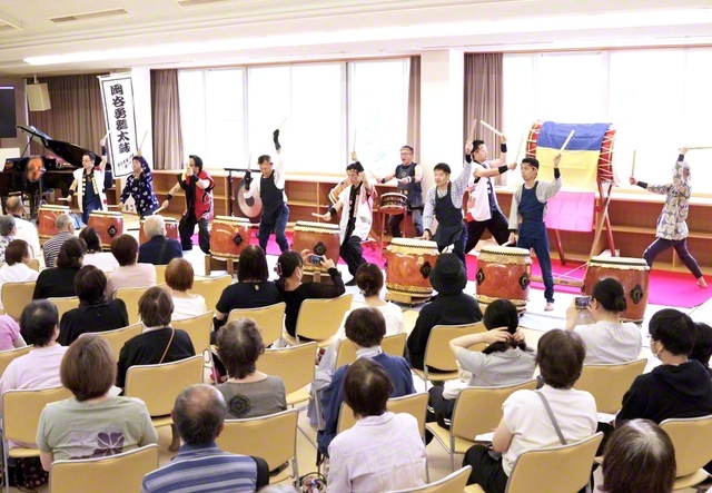 力強い太鼓演奏に皆がくぎ付けになった