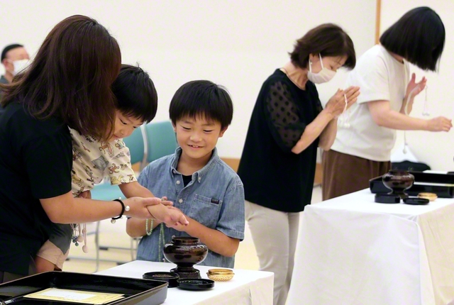 徳島南圏は阿南文化会館で。勤行・唱題と焼香を行い、広布の使命を全うした同志や家族、友人、先祖代々の三世にわたる福徳と安穏を祈念した