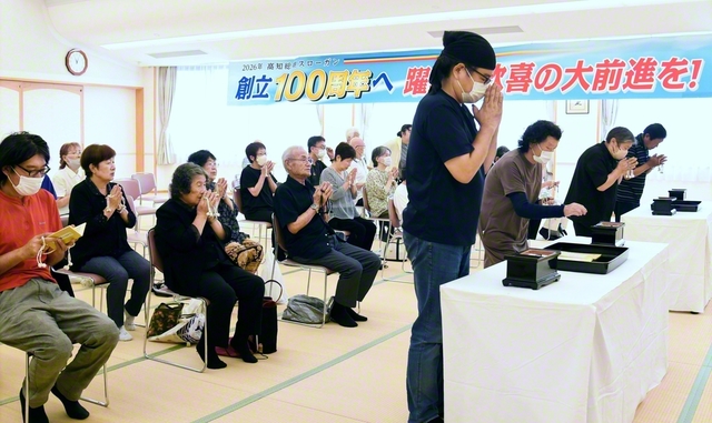 室戸会館では、勤行・唱題、焼香し、広布の使命を全うした同志や家族、先祖代々の三世永遠にわたる福徳と安穏を祈念した