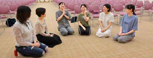 大会の準備に励む池田華陽会の友