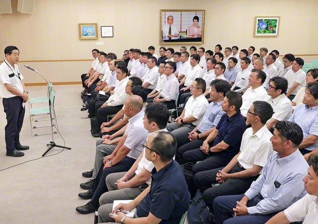 【ヤング壮年部が前進】総大阪ヤング壮年部（竹本英樹部長）は24日、分県・総区のリーダーの集いを関西池田記念会館で。山内関西長、熊谷総大阪長らが激励。参加者でディスカッションを行った