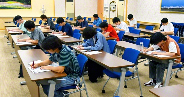 受験する学生部の友（23日、東北文化会館で）
