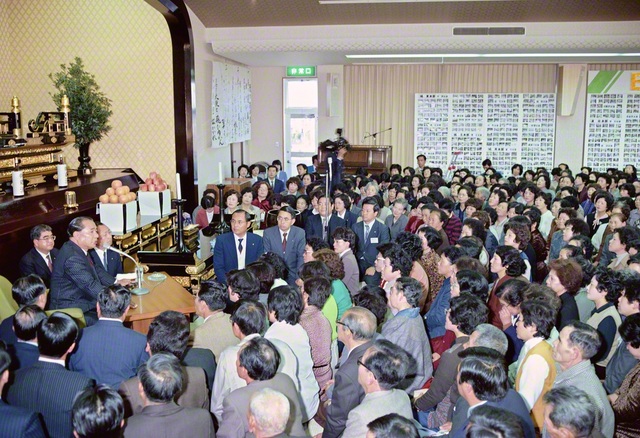 1981年11月9日、徳島講堂の落成記念勤行会でスピーチする池田先生。ここから、反転攻勢の四国指導が始まった