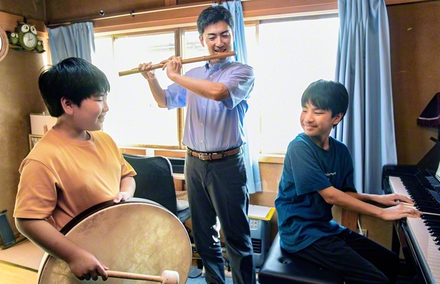 次のステージに向け、「オヤコーズ」で練習に励む荻野さん㊥