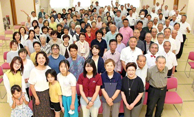 【“師と共に”の鹿角　長者栄光の集い】8・27「池田大作先生の鹿角訪問」から32周年を記念する鹿角池田県の集い。信心根本に病魔を乗り越えた山田俊子さんが体験発表し、支えとなった同志の祈りへの感謝を語った。壮年部有志が「負けじ魂ここにあり」「滝の詩」の力強い合唱を披露。今村東北長らが激励した（23日、鹿角平和会館で）