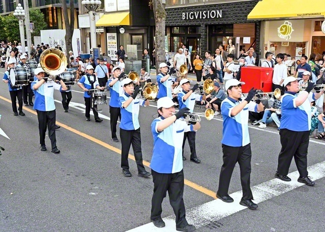 第75回「広小路夏まつり」が名古屋市内で行われ、音楽隊の創価中部ファーストスターズ（中川大輔楽団長）が23日のパレードに出演。