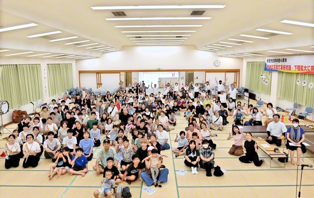 右京総区では、会合に初めて参加したメンバーも多数。にぎやかに集い合った（2日、右京文化会館で）