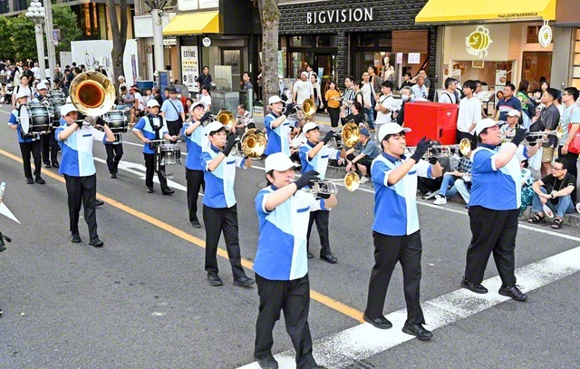 第75回「広小路夏まつり」が名古屋市内で行われ、音楽隊の創価中部ファーストスターズ（中川大輔楽団長）が23日のパレードに出演