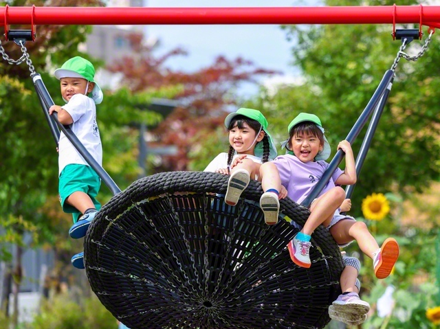 「みんな久しぶりー！」――札幌創価幼稚園で20日、新学期がスタート。登園を心待ちにしていた園児たちは早速、元気いっぱいに遊び回っていました