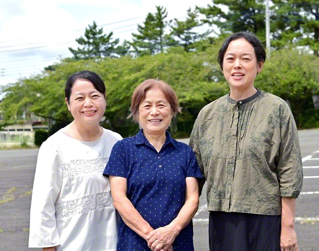 母・渕上直子さん㊥の思いを受け継ぎ歩む、平尾淳子さん㊨と福嶋真由美さん