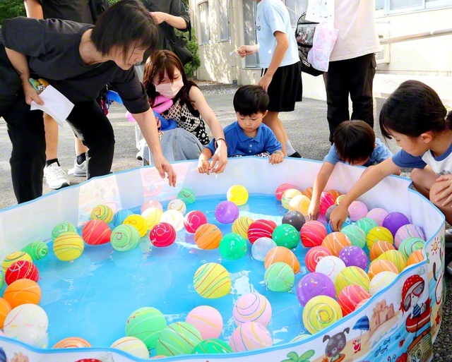 ヨーヨー釣りも（22日、甲府平和会館）