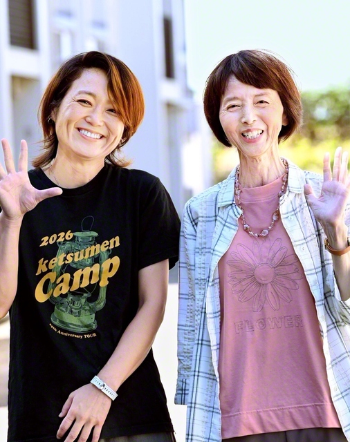 励ましに率先する赤尾さん㊨が山田さんと