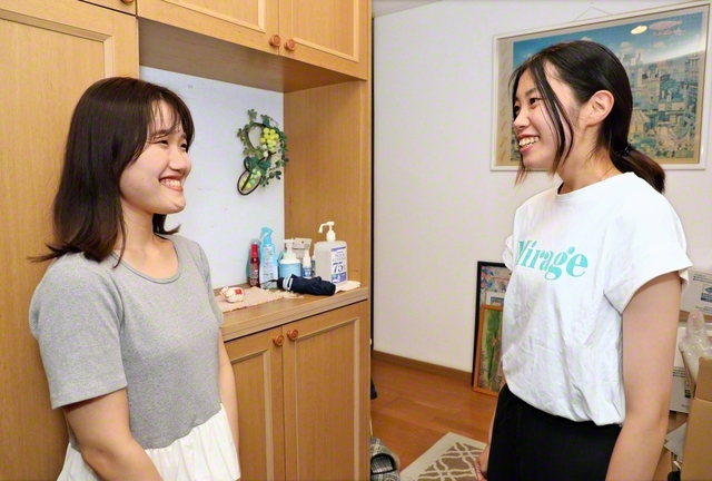 梶川さん㊧が田中さんと笑顔で