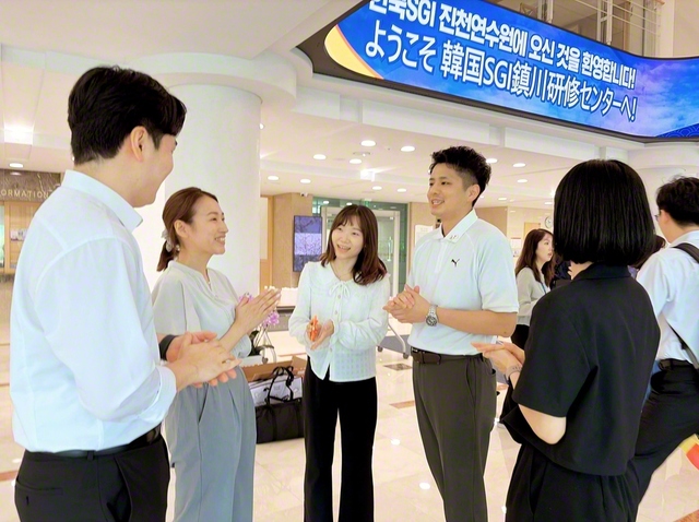 天野さん（左から2人目）と小岩さん（同4人目）が韓国青年部と絆を深め合った（韓国・鎮川研修センターで）