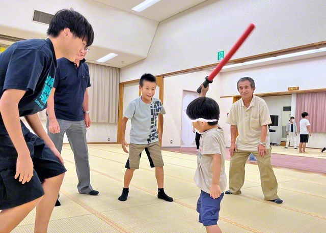 【大田本部】未来部員が企画した“気配斬り”など、数種類のアトラクションを準備。会場に笑顔が広がった（8月29日、大田会館で）