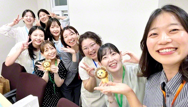 韓国SGIの女子部と広布のロマンを語り合い、親交を深めた後藤さん（右から4人目、鎮川研修センターで）