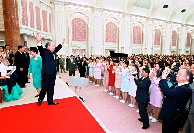 2001年9月23日の第1回千葉青年部総会に出席した池田先生。21世紀の幕開けを圧倒的な対話拡大で勝ち飾った総千葉の青年部に、万感のエールを送った（東京牧口記念会館で）