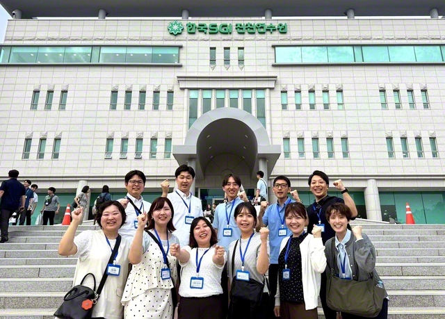 鎮川研修センターの前で東北の参加者が笑顔で（8月20日）