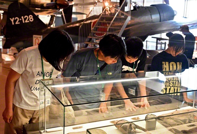 “不戦の時代”へ誓いを新たにした見学会。館内には世界で唯一現存する零式艦上戦闘機三二型も（8月23日、筑前町立大刀洗平和記念館で）
