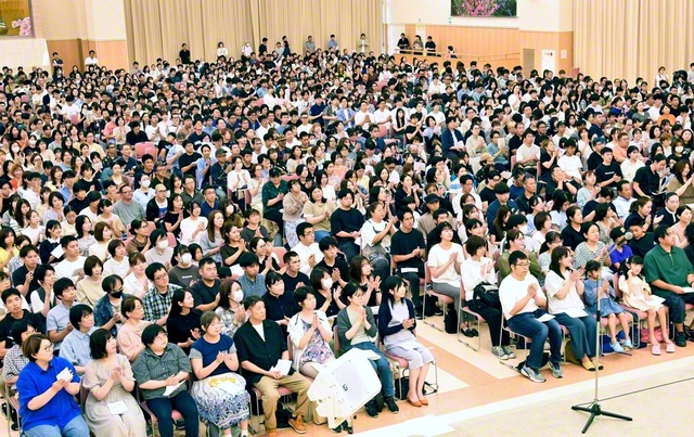 一人一人が目標に挑戦を！――勢いよくスタートを切った出演者出発式（中部池田記念講堂で）