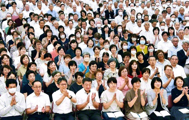 男子部リーダーの指揮で、茨城県歌「凱歌の人生」を大合唱した総茨城の本部長会（8月30日、茨城文化会館で）