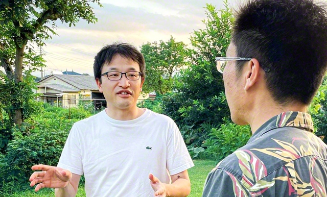 「総会に向けて共に人間革命の一歩を」と蝶名林男子部長㊧が山内勇一さん宅へ（前橋市内）