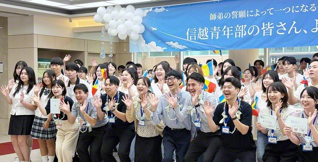 信越方面が参加した京畿・江原のメンバーとの交流交歓会。未来部の友が真心の手紙を渡してくれた（8月22日、東ソウル幸福文化会館で）