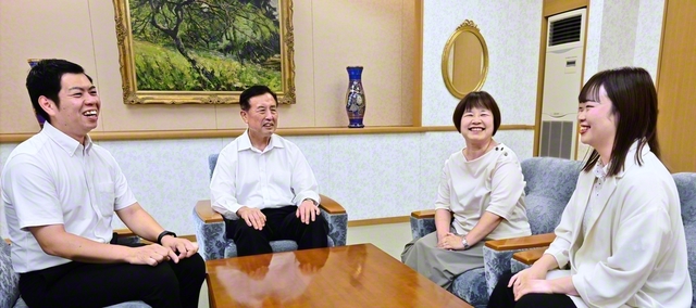左から、山崎総県男子部長、鳥井総県長、岩井総県女性部長、板東総県池田華陽会委員長