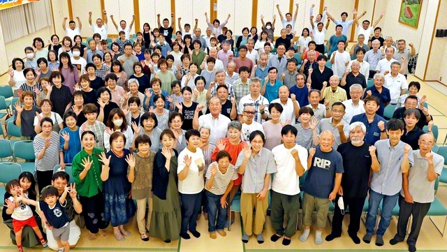 地域に友好と信頼の輪を大きく広げ、前進する亀山市の友（亀山平和会館で）
