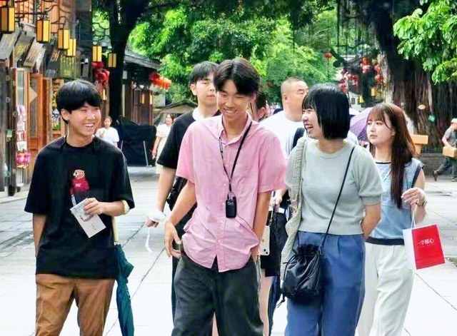 歴史的建造物が立ち並ぶ福州市の「三坊七巷」を訪中団メンバーと散策する野口さん（右から2人目）