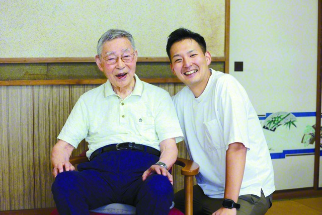 畑山道也さん㊨と祖父・新也さん