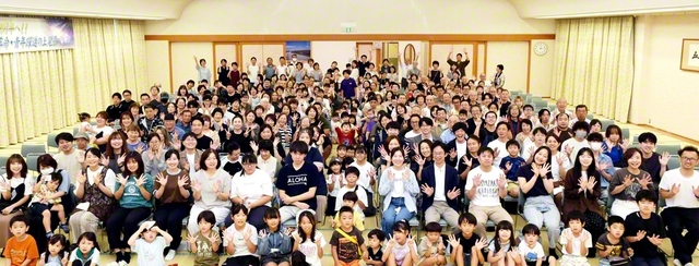 【熊谷正義県　鴻巣文化会館】鴻巣文化会館では13日、会館近隣の4本部合同で「SOKA青年総会2026」の配信行事を行い、青年世代が一堂に会した