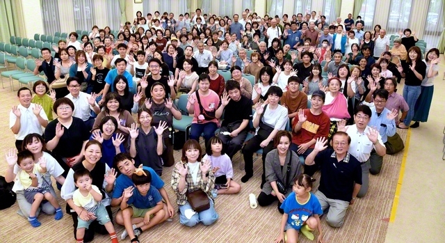 「SOKA青年総会2026」の配信会場に集った若人たち。世界広布のロマンに燃えて前へ！