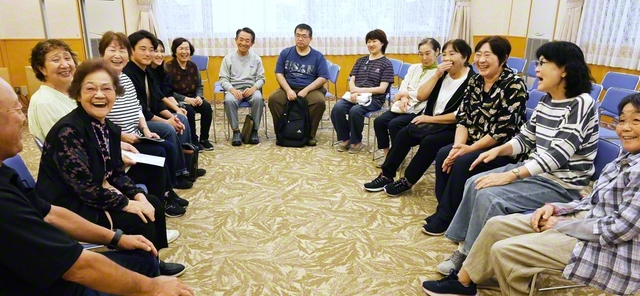 秋田池田地区の唱題会では、勤行の後に参加者が語り合い、笑顔が絶えない