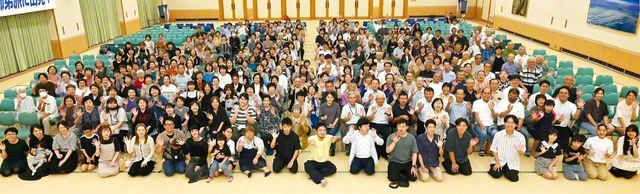 県内各地で「SOKA青年総会2026」の放映が行われている。このうち、大分太陽・大分旭日圏の友は13日、大分平和講堂に集い合った。最後に全員で記念のカメラに納まった