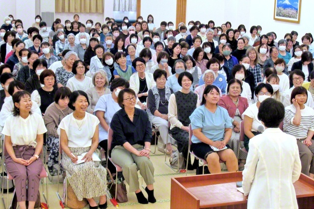 江津文化会館には、石見牧口県と石見戸田県の同志が参加。森脇響子さん、大久保純子さんの後、華陽会メンバーがアトラクションをした