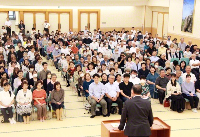 豊永九州副教育部長が「大きな心で、子どもたちを温かく包み込んでいこう」と呼びかけた（6日、大分平和講堂で）