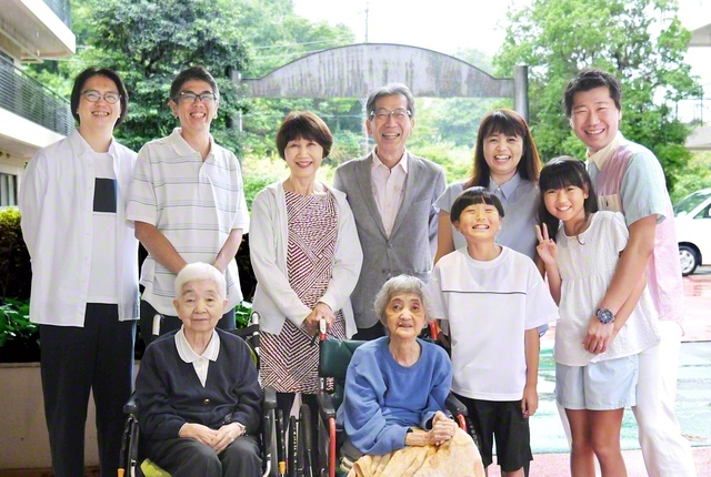 後列右から、氷熊剛士さん、彩香さん、則明さん、千恵子さん、彩香さんの弟・飯野将徳さん、隆徳さん、前列右から孫2人、飯野昌代さん、横田静子さん