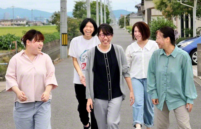 谷本さん（前列右）、千田さん（同中央）、小林さん（同左）らが仲良く