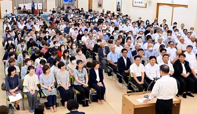 総県支部長・支部女性部長総会の席上、ヤング壮年部に新たなリーダーが誕生。太陽の楽土・宮崎の友は、師匠との誓いを胸に、弘教拡大に走る（宮崎平和会館で）
