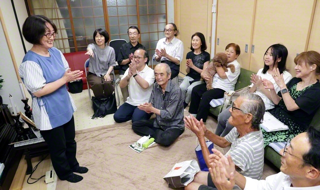 にぎやかな八王子地区の座談会。狩野支部女性部長㊧が「下半期を元気に出発しましょう」と呼びかけた（12日、下京区内で）