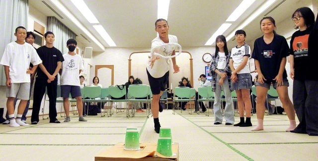 輪投げで大盛り上がりの西区（6日、熊本西文化会館で）