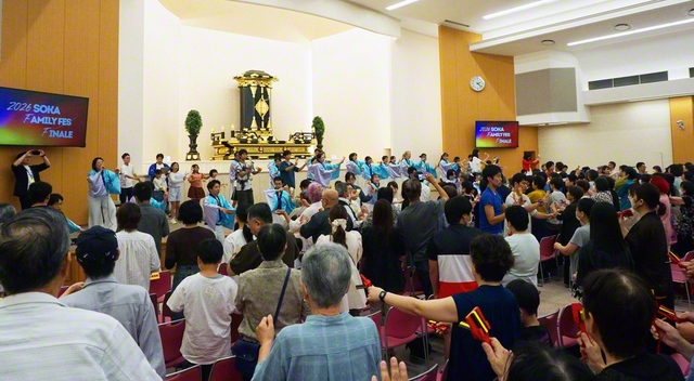 フィナーレは全員で「正調よさこい」を踊り、会場が一つになった