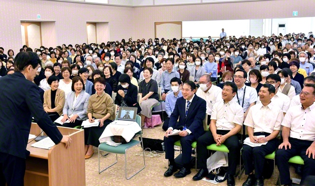 栄光の11・18へ、躍動する命で自他共の幸福を広げよう――各島の代表も駆け付けて行われた総県の総会（13日、鹿児島文化会館）