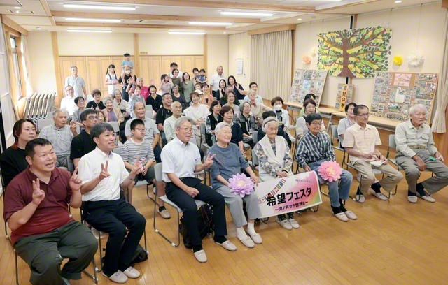 参加者が記念のカメラに（19日、鳥取市内で）